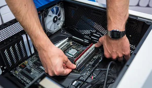 Tháo RAM ra lắp lại